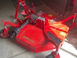 une photo d'une tondeuse à gazon rouge garée dans un garage
