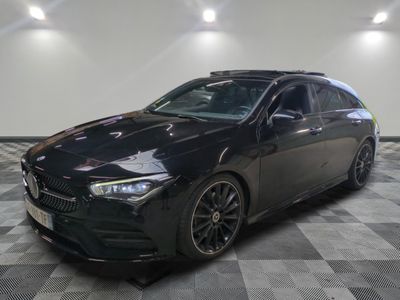 La Mercedes CLA noire est garée dans une grande pièce.
