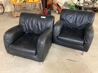 Paire de fauteuils cuir noir et pieds tubes