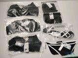 six paires de sous-vêtements emballées dans des sacs en plastique, posées sur une table
