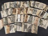 un lot de vieilles cartes postales posées sur une table