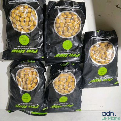 six paquets de biscuits posés les uns à côté des autres sur un plan de travail