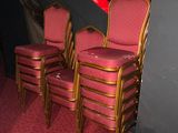 trois chaises assises l'une à côté de l'autre dans une pièce
