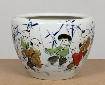 un vase blanc orné d'une peinture représentant des enfants