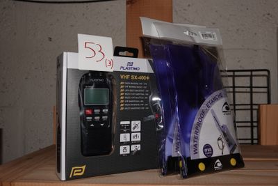 un boîtier avec une télécommande posée sur une table