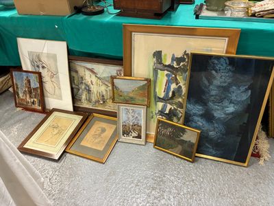 de nombreuses photos, encadrées ou non, posées sur une table