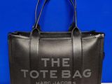 un sac fourre-tout noir orné du logo Marc Jacobs