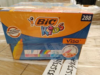 une boîte de cartes Visa pour enfants posée sur une table