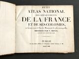 un livre ouvert posé sur une table, sur fond noir