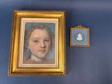 une photo d'un tableau représentant une femme sur un mur bleu