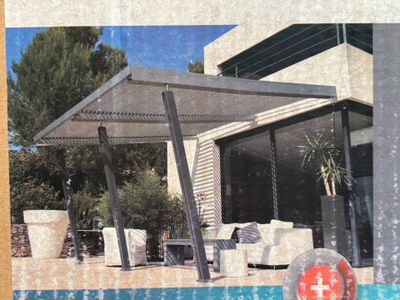 une photo d'une photo d'une maison avec une piscine