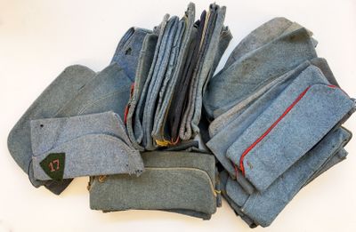 une pile de jeans empilés les uns sur les autres
