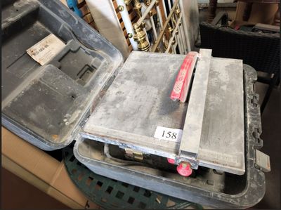 plusieurs bagages posés sur une table dans une pièce