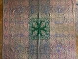un gros plan sur un morceau de tissu orné d'une croix