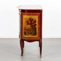 Une commode d'appoint avec plateau en marbre, vernis Martin,… (photo 6)