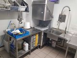 une cuisine équipée d'un évier, d'un lave-vaisselle et d'un évier