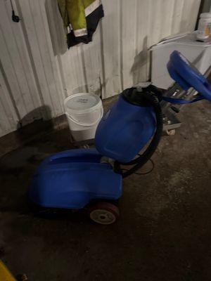un nettoyeur bleu posé dans une pièce