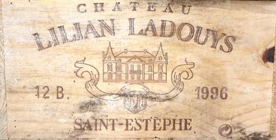 une boîte en bois sur laquelle est accrochée une pancarte indiquant « Château Lilian Ladouis »