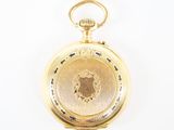 une image d'une montre à gousset en or sur fond blanc