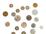un grand nombre de pièces qui se trouvent sur une surface blanche