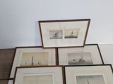 trois photos encadrées représentant des bateaux sont posées sur une table dans une pièce