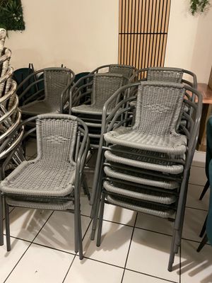 beaucoup de chaises et de tables dans une pièce