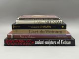 plusieurs livres sont empilés sur une table
