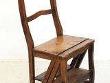 une petite chaise en bois avec une échelle au dos