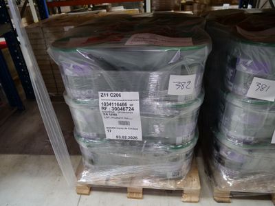 deux piles de bacs en plastique posées sur une palette dans un entrepôt
