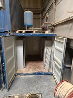 Container maritime bleu aménagé en sanitaires (photo 2)