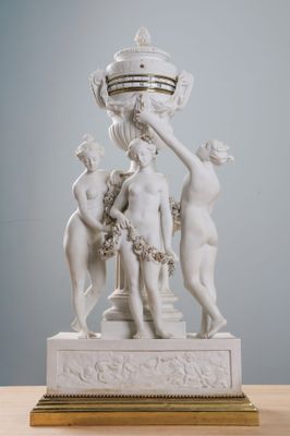 Importante pendule en biscuit et bronze doré figurant les trois grâces - Photo 1