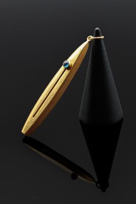 gros plan d'un stylo sur une surface noire avec un fond noir
