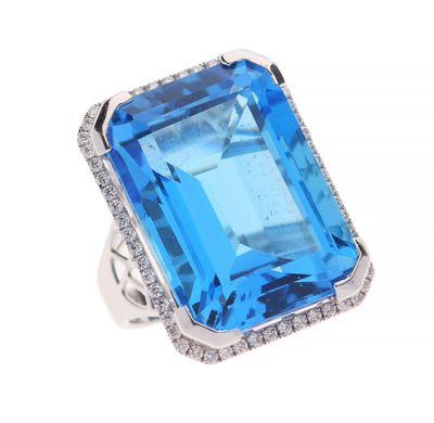 une bague en topaze bleue et diamants