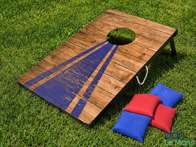 un jeu de cornhole en bois avec des sacs de fèves bleus et rouges