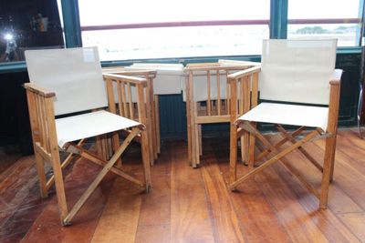 deux chaises et une table dans une pièce au sol en parquet