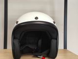 un casque posé sur une étagère