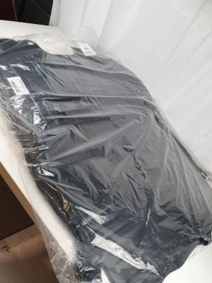une feuille de plastique enroulée autour du dossier d'une chaise