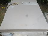 une pile de feuilles de papier blanches par terre