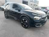 un SUV noir garé sur un parking à côté d'autres voitures