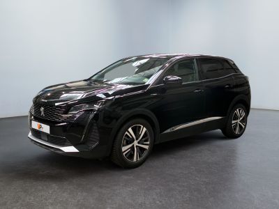 un SUV noir garé dans une pièce aux murs blancs