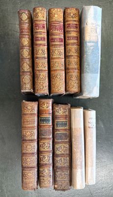 plusieurs vieux livres sont empilés sur une table