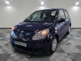 la photo d'une voiture bleue garée dans un garage