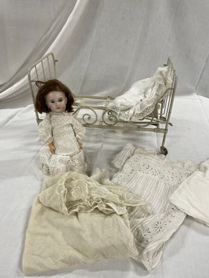 une poupée allongée sur un lit dans une chambre