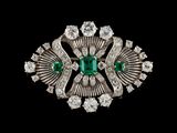 une broche en émeraude et diamants