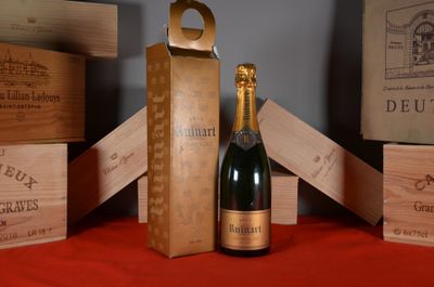 une bouteille de champagne posée sur une table à côté de caisses en bois