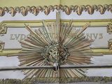 un dessin représentant une épée ornée d'un motif en forme de rayons de soleil