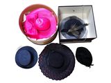 une boîte contenant un chapeau, un chapeau et d'autres objets