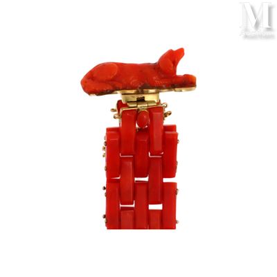 une image représentant une broche en forme de chat rouge sur fond blanc