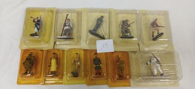 de nombreuses figurines dans des boîtes en plastique posées sur une table
