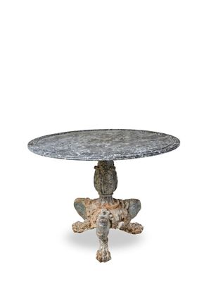 une image représentant une table sur laquelle se trouve un oiseau